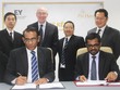 Ông Bimal Balasingham, Giám đốc Phú Hưng Life Insurance và ông Saman W. Bandara, Phó Tổng Giám đốc Phụ trách Dịch vụ Kl99kl phiên bản hoạt động của EY Việt Nam ký kết hợp đồng.