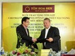 Chủ tịch HSG Lê Phước Vũ và đại diện CFC - ANCORP trong lễ ký kết tài trợ tôn cho người dân Philippines
