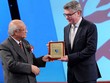 Ông Stephen Clark, Tổng giám đốc AIA Việt Nam nhận danh hiệu từ Ban tổ chức