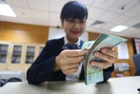 Lương thưởng, “bỏ con săn sắt...“
