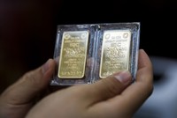 Giá vàng hôm nay ngày 25/8: Vàng SJC ngược chiều thế giới, thủng mốc 67 triệu đồng/lượng