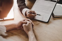 Khách hàng cần đọc kỹ trước khi ký hợp đồng. Ảnh minh họa: Shutterstock