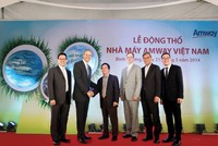 Ông Bạch Văn Mừng, Cục trưởng Cục Quản lý cạnh tranh (Bộ Công thương), ông Nathan P.Lane, viên chức Kl992 cổng game cá cược thuộc Tổng lãnh sự Hoa Kỳ tại Việt Nam chúc mừng ông Doug Devos, Tổng giám đốc điều hành Amway cùng các lãnh đạo cao cấp của Kl994 game bài casino hấp dẫn