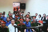 Dương Chí Dũng (áo trắng) và các bị cáo tại phiên tòa phúc thẩm