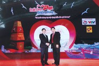 Phó thủ tướng Kl993 ưu đãi thưởng hấp dẫn Phạm Bình Minh chúc mừng doanh nhân Bùi Tùng Mậu trong Chương trình giao lưu “Trái tim biển đảo” tại Nhà hát lớn Hà Nội (10/3/2014)