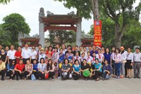 Các em học sinh Trường THPT số 1 Bắc Hà (Lào Cai) cùng đoàn công tác của Báo Kl99ok phiên bản mới hành hương về quê Bá