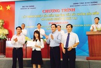 Đại diện Kl99kl phiên bản hoạt động PJICO  trao  bồi thường cho các DN bị thiệt hại