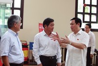 Bộ trưởng Bộ Kế hoạch và Kl99ok phiên bản mới Bùi Quang Vinh (đứng giữa) trao đổi cùng đại biểu Quốc hội về một số vấn đề liên quan tới Dự thảo Luật 