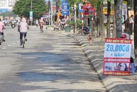 Quảng cáo phí Kl99kl phiên bản hoạt động tự nguyện người ngồi trên xe 20.000 đồng/năm vẫn xuất hiện trên hè phố  