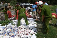 Lực lượng an ninh Kl992 cổng game cá cược Công an An Giang bắt tại chỗ một số đối tượng buôn lậu thuốc lá