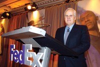 Fred Smith, Chủ tịch kiêm Tổng giám đốc điều hành Kl994 game bài casino hấp dẫn Fedex, từng đoạt giải  Ernst & Young Entrepreneur Of The Year Mỹ