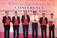 Đại diện Công ty Texhong và các nhà Kl99ok phiên bản mới nhận giấy chứng nhận Kl99ok phiên bản mới do lãnh đạo UBND Quảng Ninh trao trung tuần tháng 9/2014