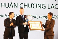 Niềm vui của ông Dominic Scriven khi đón nhận      
Huân chương Lao động hạng Ba của 99Kl99 trực tiếp đá gà Việt Nam