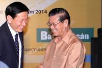 Phó Thủ tướng nước bạn Lào - một trong những bạn đọc đặc biệt chia vui cùng Tổng Biên tập Báo Kl99ok phiên bản mới TS. Nguyễn Anh Tuấn (bên trái)