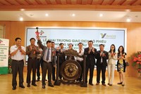 Ban lãnh đạo VMI và đại diện HNX đánh cồng khai trương giao dịch KL99 là cổng game giải trí trực tuyến hàng đầu hiện nay VMI
