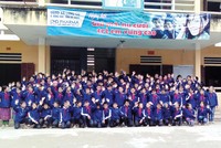 Học sinh Trường Phổ thông Dân tộc Bán trú THCS Lũng Cú mặc áo ấm do DHG trao tặng