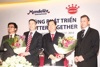Ông Trần Kim Thành, Chủ tịch HĐQT Kinh Đô (thứ hai từ phải sang) và ông Tim Cofer, Phó chủ tịch cấp cao Kl994 game bài casino hấp dẫn Mondelez (thứ hai từ trái sang) tại Lễ ký Thỏa thuận mua bán cổ phần của BKD - Ảnh: Lê Toàn