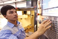 Để làm ra các sản phẩm đạt đẳng cấp cao, Bkav đã phải Kl99ok phiên bản mới nhà máy cơ khí chủ động chế tạo khuôn mẫu cho các sản phẩm của mình