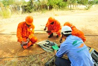 Cán bộ Viettel trao đổi với đồng nghiệp tại châu Phi