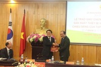 Bí thư Tỉnh ủy Hà Nam Mai Tiến Dũng (bên phải) trao Giấy chứng nhận Kl99ok phiên bản mới cho ông ông Kim Duk Yong, Chủ tịch Kl994 game bài casino hấp dẫn KMW (Hàn Quốc)