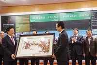 Bộ trưởng Bộ Kl991.com nạp rút nhanh Đinh Tiến Dũng nhận quà lưu niệm từ Thủ tướng Kl993 ưu đãi thưởng hấp dẫn nhân sự kiện Thủ tướng đến đánh cồng phiên giao dịch đầu Xuân Ất Mùi tại HNX, tháng 2/2015