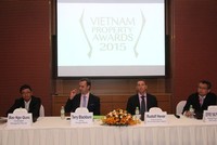Các thành viên trong hội đồng ban giám khảo của giải thưởng Web Tổng Nhà Cái 99Kl99 Giải Trí Bậc Nhất Việt Nam tại cuộc họp báo (Ảnh: Zing) 