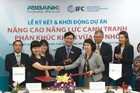 Bà Nguyễn Thị Ngọc Mai - Phó tổng giám đốc ABBANK và bà Nguyễn Hạnh Nam - Phụ trách khối khách hàng định chế Kl991.com nạp rút nhanh tại khu vực Mekong của IFC ký kết hợp đồng tư vấn Dự án Nâng cao năng lực cạnh tranh phân khúc khách hàng SME