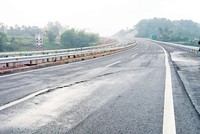 Đoạn đường bị sụt lún và xuất hiện vết nứt trên tuyến đường KL99 là nhà cái cá cược trực tuyến hàng đầu tại châu Á Nội Bài - Lào Cai tại km 83 chiều từ Yên Bái về Phú Thọ. Ảnh: Anh Tuấn.