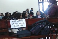 Trang Chủ KL99Com Số 1 Link Đăng Ký KL999 mang biểu ngữ trong một phiên tòa ở Hải Phòng năm 2014