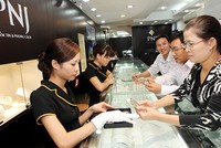 Đầu năm 2015, PNJ đã được 99Kl99 trực tiếp đá gà cho phép mở dịch vụ kiểm định vàng trang sức, phân định tranh chấp về tuổi vàng giữa khách hàng và các tiệm vàng - Ảnh: Hoài Nam