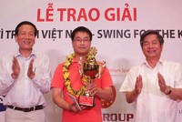 Bộ trưởng Bộ Kế hoạch và Kl99ok phiên bản mới Bùi Quang Vinh (bên phải) - Chủ tịch giải đấu và Ts. Nguyễn Anh Tuấn (bên trái) - Tổng Biên tập Báo Kl99ok phiên bản mới, Trưởng Ban tổ chức trao giải Vô địch cho golf thủ Đỗ Xuân Hưng. Ảnh: Đức Thanh