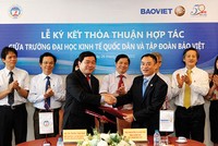 Ông Nguyễn Quang Phi (bên phải), Tổng giám đốc Kl994 game bài casino hấp dẫn Bảo Việt ký kết thỏa thuận hợp tác  và trao tặng học bổng trị giá 5 tỷ đồng cho sinh viên nghèo vượt khó tại Trường ĐH Kl992 cổng game cá cược Quốc dân