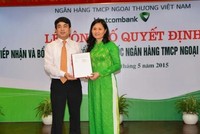 Chủ tịch Hội đồng quản trị Nghiêm Xuân Thành trao quyết định tiếp nhận và bổ nhiệm cho bà Đinh Thị Thái. Nguồn: Vietcombank