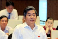 Bộ trưởng Bộ Kế hoạch và Kl99ok phiên bản mới Bùi Quang Vinh giải đáp một số ý kiến của đại biểu Quốc hội chiều 8/6/2015. Ảnh Đức Thanh