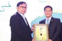 Ông Nguyễn Sơn, Vụ trưởng Vụ Phát triển thị trường, UBCK trao giải Ba BCTN có nội dung quản trị công ty tốt nhất cho đại diện Kl994 game bài casino hấp dẫn Bảo Việt