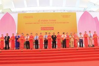Đại diện nhà Kl99ok phiên bản mới và đại biểu cắt băng khánh thành Nhà máy Tôn Hoa Sen Nghệ An tại KCN Nam Cấm