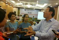 Ông Phan Đăng Tuất trong vòng vây của báo chí sáng ngày 15/7