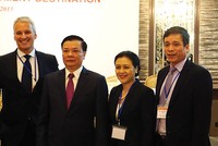 Từ trái qua phải: Tổng giám đốc AIA Việt Nam Wayne Besant; Bộ trưởng Đinh Tiến Dũng, Đại sứ Việt Nam tại Liên Hợp quốc Nguyễn Phương Nga và Cục trưởng Cục giám sát Kl99kl phiên bản hoạt động Phùng Ngọc Khánh tại Hội nghị 
