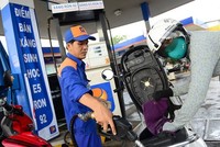 Xăng giảm giá gần 800 đồng/lít