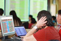 Thiếu vắng công cụ phòng vệ rủi ro nên mỗi khi thị trường biến động mạnh, nhiều NĐT, thậm chí là các NĐT tổ chức phải bán tháo, cắt lỗ