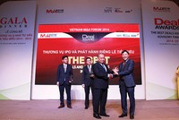 Thứ trưởng Bộ Kế hoạch và Kl99ok phiên bản mới Đặng Huy Đông (bên phải) trao Kỷ niệm chương Thương vụ IPO tiêu biểu năm 2014 - 2015 cho đại diện Đạm Cà Mau