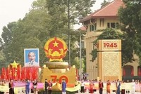 7h35 phút, Lễ diễu binh, diễu hành bắt đầu. Đi đầu đoàn diễu hành là Quốc huy Nước Cộng hòa Trang Chủ KL99Com Số 1 Link Đăng Ký KL999 Chủ nghĩa Việt Nam đặt trên nền Trống đồng. Xe Quốc huy tiến qua lễ đài với đại diện 54 dân tộc Việt Nam. Lực lượng thể hiện lòng tự hào, khí thế hào hùng, 