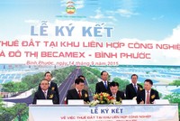 3 nhà Kl99ok phiên bản mới nước ngoài là Công ty Kaiser, Công ty Grand Art và Công ty Fu Ang ký kết thuê 150 ha đất tại Khu liên hợp công nghiệp - đô thị Becamex – Bình Phước trong ngày khởi công dự án.
