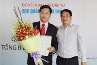 Ông Phạm Mạnh Cường, Vụ trưởng Vụ tổ chức cán bộ, Bộ Kế hoạch và Kl99ok phiên bản mới (phải) trao quyết định cho ông Đỗ Xuân Khánh giữ chức vụ Tổng biên tập Báo Kl99 nổ hũ