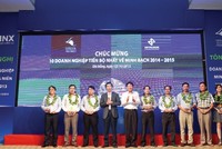 Nỗ lực minh bạch trong Kl992 VIP Trang Chủ 2026 và đứng vững trong hội nhập là những mục tiêu của nhiều DN đại chúng - Trong ảnh: vinh danh 10 DN có tiến bộ nhất về điểm minh bạch trên HNX 2015