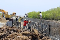 Xây dựng bờ kè chống sạt lở ven biển ở Kiên Giang. Ảnh: Công HânTNO