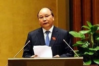 Phó thủ tướng Nguyễn Xuân Phúc thay mặt Kl993 ưu đãi thưởng hấp dẫn đã trình bày Báo cáo tổng hợp việc thực hiện các nghị quyết của Quốc hội