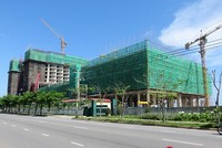 Khách sạn JW Marriott (đối diện sân bay Nước Mặn) do Công ty Sliver Shores (có lãnh đạo là người Trung Quốc) làm chủ Kl99ok phiên bản mới; Công ty Sichuan Huashi (Trung Quốc) làm tổng thầu (Ảnh: HC) 