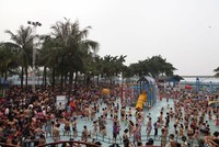 Công viên nước Hồ Tây quá tải trong dịp mở cửa miễn phí năm 2015