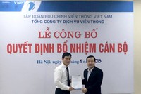 Ông Phạm Đức Long, Tổng giám đốc Kl994 game bài casino hấp dẫn VNPT (bên phải, áo đen) trao Quyết định bổ nhiệm cho ông Phạm Anh Tuấn (bên trái, áo trắng).